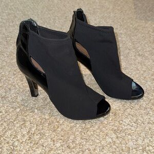 NWOT Donald J Pliner Peep toe cut out heels